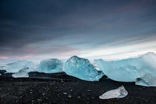 Malebný Záběr Ledovcových Kousků Tajících Černé Písečné Pláži Arktickém Západu — Stock fotografie