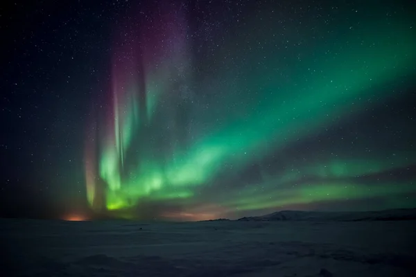 Panoramico Scatto Belle Luci Del Nord Sulla Valle Della Neve — Foto Stock