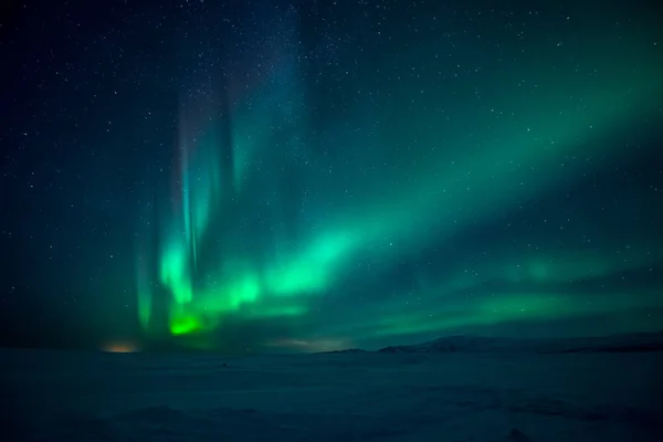 Festői Lövés Gyönyörű Északi Fények Felett Hóvölgyben — Stock Fotó