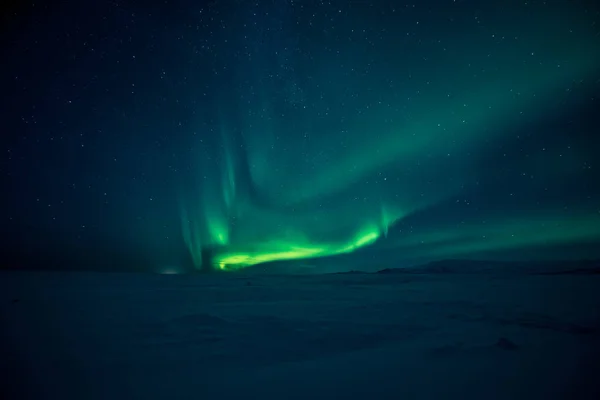 美丽的北极光在雪谷上空的风景照片 — 图库照片