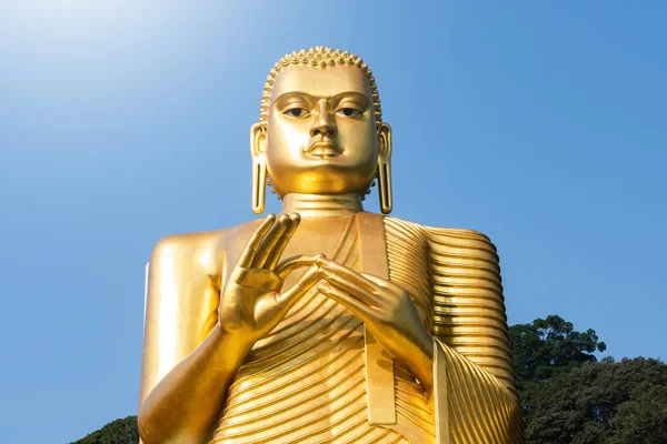 Estátua Buda Dourado Frente Céu Azul — Fotografia de Stock