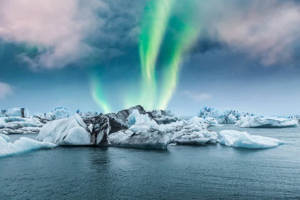 アイスランドのジョクルサロン氷河の氷のラグーンの上にオーロラのボアリスを点灯 — ストック写真