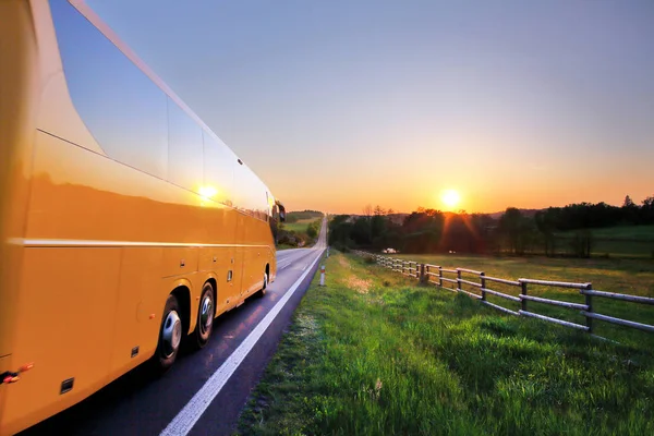 Автобус Дорозі Заході Сонця — стокове фото