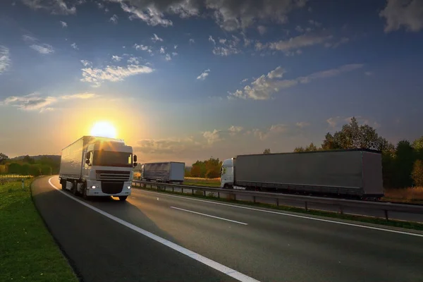 Vrachtwagen Vervoer Weg Bij Zonsondergang — Stockfoto