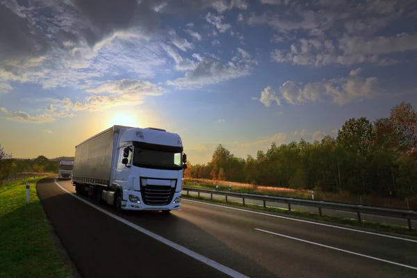 Vrachtwagen Vervoer Weg Bij Zonsondergang — Stockfoto