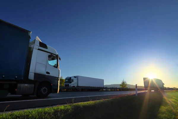 Transporte Camiones Por Carretera Atardecer — Foto de Stock