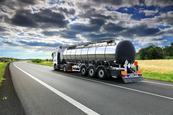 Yolda kamyon taşıma