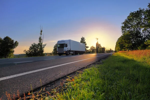 Vrachtwagen Vervoer Weg Bij Zonsondergang — Stockfoto