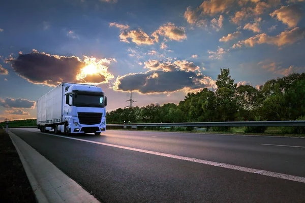 Gün batımında yolda kamyon taşıma
