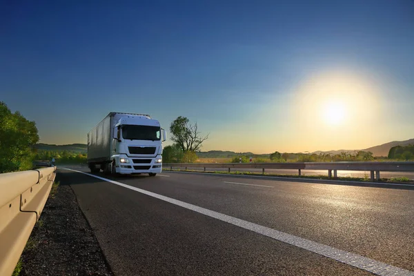 Vrachtwagen Vervoer Weg Bij Zonsondergang — Stockfoto