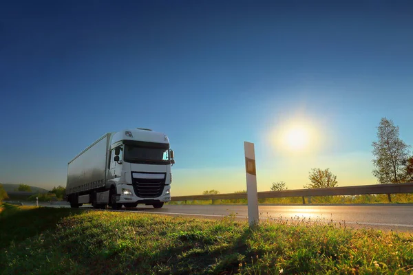 Gün batımında yolda kamyon taşıma