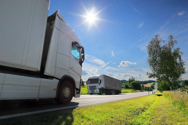 Transporte Camiones Por Carretera Atardecer — Foto de Stock