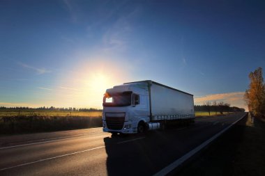 Gün batımında yolda kamyon taşıma