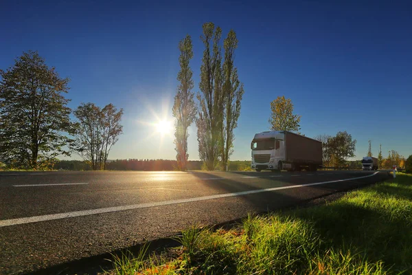 Μεταφορές Φορτηγών Στο Δρόμο Κατά Δύση Του Ηλίου Και Φορτίου — Φωτογραφία Αρχείου