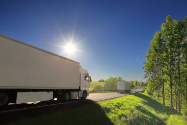 Gün batımında ve kargoda kamyon nakliyesi 