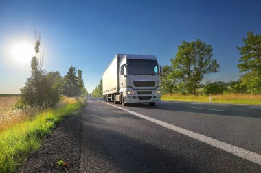 Gün batımında ve kargoda kamyon nakliyesi 