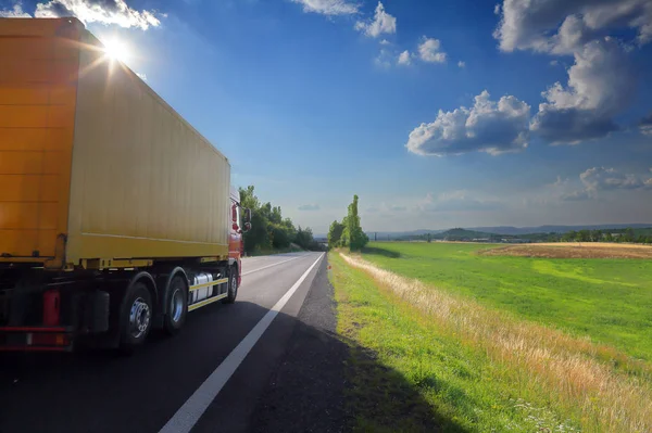 Transporte Caminhões Estrada Pôr Sol Carga — Fotografia de Stock