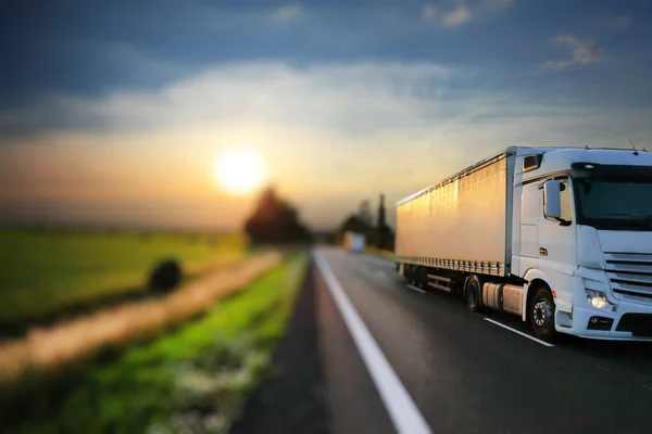 日落时分公路上的卡车运输和货物 — 图库照片