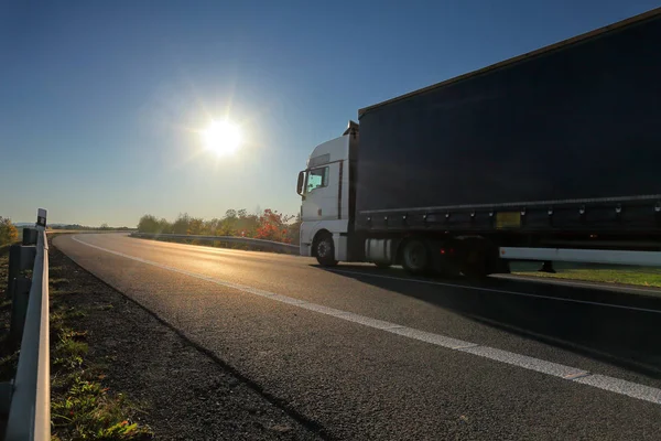 Tehergépjármű Szállítás Úton Naplementekor Rakománykor — Stock Fotó