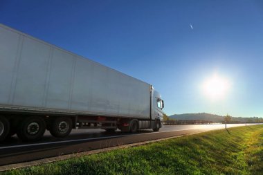 Gün batımında ve kargoda kamyon nakliyesi 