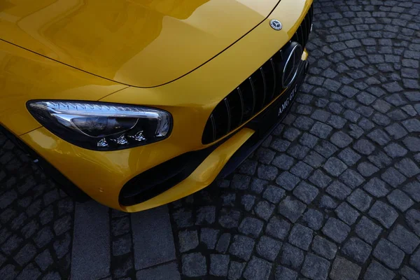 Mercedes-Benz AMG gt C жовтий — стокове фото