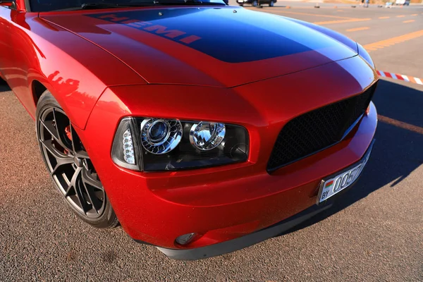 Dodge-Ladegerät rot hemi — Stockfoto