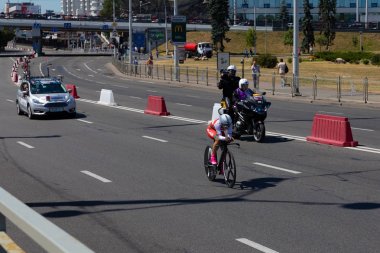 Minsk, Beyaz Rusya - 25 Haziran 2019: Belaruslu bisikletçi 25 Haziran 2019'da Minsk, Beyaz Rusya'da düzenlenen 2.
