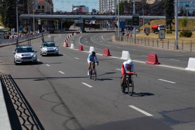 Minsk, Beyaz Rusya - 25 Haziran 2019: Rusya'dan bisikletçi Lüksemburg'dan bisikletçi, 25 Haziran 2019'da Minsk, Beyaz Rusya'da düzenlenen 2.