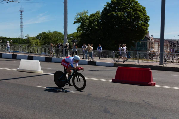 Minsk, Beyaz Rusya - 25 Haziran 2019: Rusya'dan bisikletçi, 25 Haziran 2019'da Minsk, Beyaz Rusya'da düzenlenen 2.