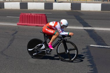 Minsk, Beyaz Rusya - 25 Haziran 2019: Belaruslu bisikletçi 25 Haziran 2019'da Minsk, Beyaz Rusya'da düzenlenen 2.