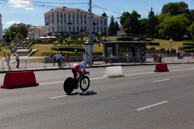 Minsk, Beyaz Rusya - 25 Haziran 2019: Rusya'dan bisikletçi, 25 Haziran 2019'da Minsk, Beyaz Rusya'da düzenlenen 2.