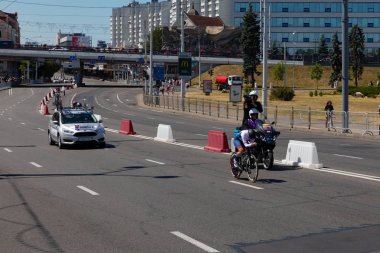 Minsk, Beyaz Rusya - 25 Haziran 2019: Büyük Britanyalı bisikletçi, 25 Haziran 2019'da Minsk, Beyaz Rusya'da düzenlenen 2.