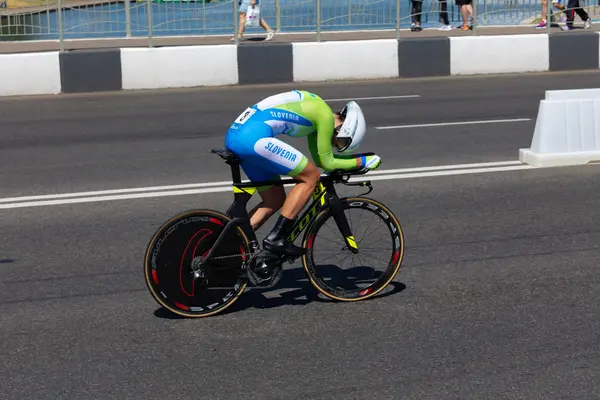 MINSK, BELARUS - JUNHO 25, 2019: Ciclista da Eslovênia participa da corrida individual Women Split Start no segundo evento dos Jogos Europeus 25 de junho de 2019 em Minsk, Bielorrússia — Fotografia de Stock