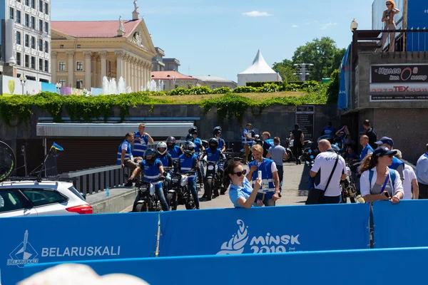 Minszk, Fehéroroszország-június 25, 2019: biztonsági kerékpárosokat vár versenyzők férfiak Split Start egyéni verseny a második európai játékok rendezvény június 25, 2019 a Minszk, Fehéroroszország — Stock Fotó