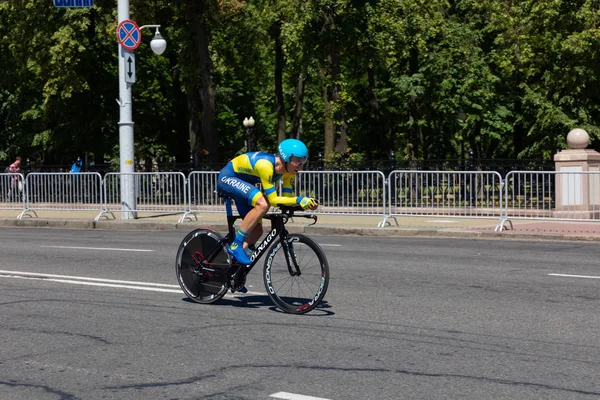 MINSK, BELARUS - 25 DE JUNIO DE 2019: Ciclista ucraniano en bicicleta Colnago participa en la carrera individual Men Split Start en el segundo evento de los Juegos Europeos 25 de junio de 2019 en Minsk, Bielorrusia —  Fotos de Stock