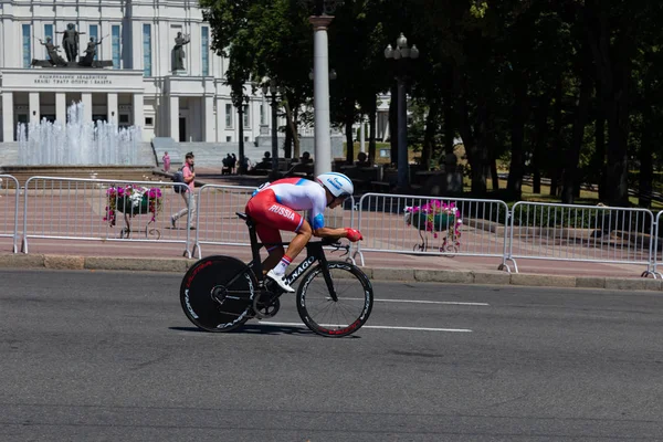 MINSK, BÉLARUS - 25 JUIN 2019 : Un cycliste russe sur un vélo Colnago participe à une course individuelle masculine de départ fractionné lors de la 2e édition des Jeux européens 25 juin 2019 à Minsk, Biélorussie — Photo
