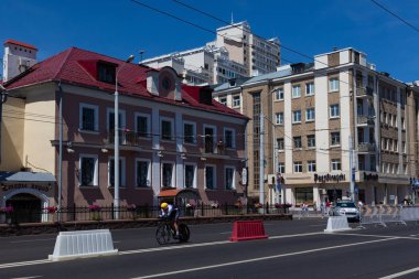 Minsk, Beyaz Rusya - 25 Haziran 2019: Slovakya'dan Merida Warp Tt bisikletine binen bisikletçi, 2.