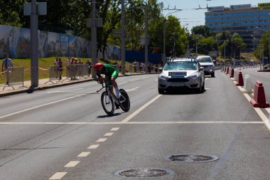 Minsk, Beyaz Rusya - 25 Haziran 2019: Pinarello bisikletli İrlandalı Bisikletçi O'loughlin, 25 Haziran 2019'da Minsk, Beyaz Rusya'da düzenlenen 2.