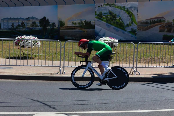 Mińsk, Białoruś-25 czerwca 2019: rowerzysta z Irlandii O'Loughlin na rowerze Pinarello bierze udział w zawodach Men Split Start Individual na 2. wydarzenie europejskie w czerwcu 25, 2019 w Mińsku, Białoruś — Zdjęcie stockowe