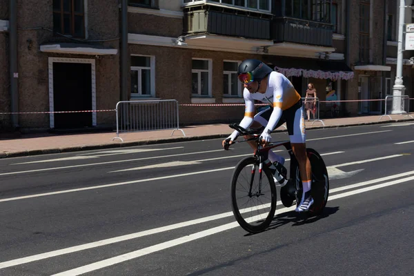 MINSK, BELARUS - 25 DE JUNIO DE 2019: Cyclist from Cyprus participa en Men Split Start Individual Race en el segundo evento de los Juegos Europeos el 25 de junio de 2019 en Minsk, Bielorrusia — Foto de Stock
