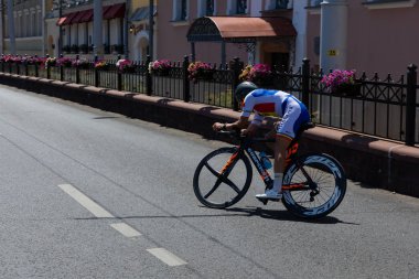 Minsk, Beyaz Rusya - 25 Haziran 2019: Moldovalı Bisikletçi Asadov, 25 Haziran 2019'da Minsk, Beyaz Rusya'da düzenlenen 2.