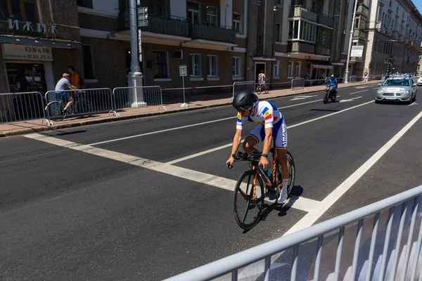 MINSK, BELARUS - 25 JUIN 2019 : Un cycliste moldave Asadov participe à une course individuelle de départ fractionné masculin lors de la 2e édition des Jeux européens 25 juin 2019 à Minsk, Biélorussie — Photo