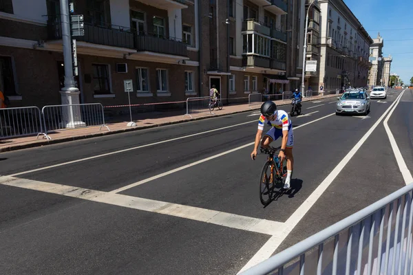 Minsk, Weißrussland - 25. Juni 2019: Radrennfahrer aus Moldawien asadov nimmt am Männer-Einzelstartrennen bei den 2. Europameisterschaften 25. Juni 2019 in Minsk, Weißrussland teil — Stockfoto