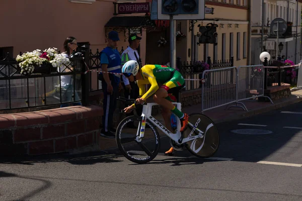 MINSK, BELARUS - 25 JUIN 2019 : Un cycliste lituanien Navardauskas participe à une course individuelle de départ fractionné masculin lors de la 2e édition des Jeux européens 25 juin 2019 à Minsk, Biélorussie — Photo