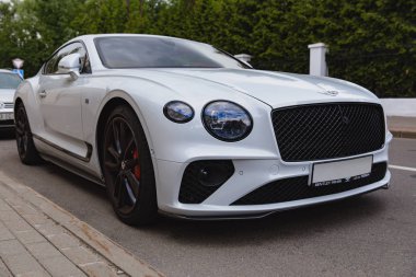Beyaz yepyeni lüks spor kedi Bentley Continental Gt 2018 coupe