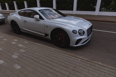 Beyaz yepyeni lüks spor kedi Bentley Continental Gt 2018 coupe