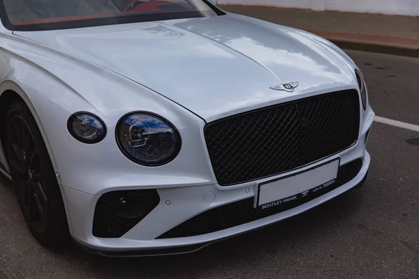 Beyaz yepyeni lüks spor kedi Bentley Continental Gt 2018 coupe — Stok fotoğraf