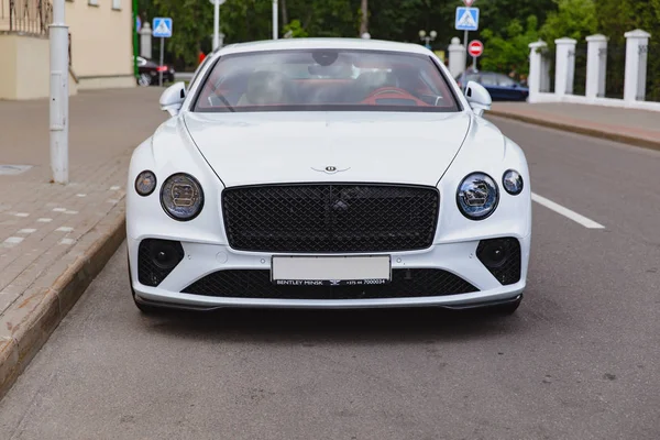 Білий абсолютно новий розкішний спорт кішка Бентлі Continental gt 2018 купе — стокове фото