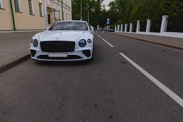 Білий абсолютно новий розкішний спорт кішка Бентлі Continental gt 2018 купе — стокове фото