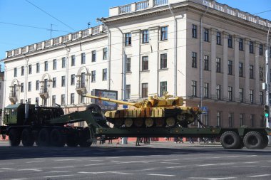 Minsk, Beyaz Rusya - 3 Temmuz 2019: 3 Temmuz Belarus Bağımsızlık Günü geçit törenine giden askeri araçlar